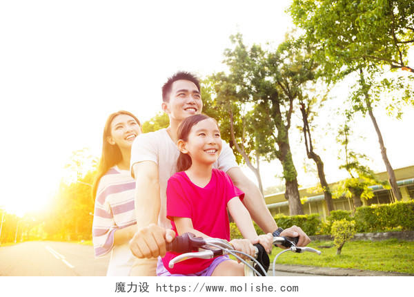 正在公园里骑车的幸福的一家人幸福一家三口幸福一家人幸福家庭幸福的人